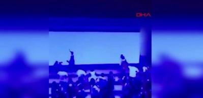 Şişli'den mezuniyet t&ouml;reninde dev ekran insanların &uuml;zerine devrildiği anlar