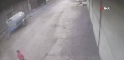 Adana'da 14 yaşındaki &ccedil;ocuk başıboş k&ouml;peklerin saldırısına uğradı