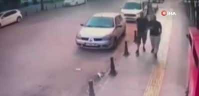 Başıboş k&ouml;pekler her yerde! Sokakta y&uuml;r&uuml;yen gen&ccedil;ler korkudan ne yapacaklarını şaşırdı...