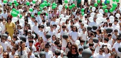 Gazze'deki &ccedil;ocukların anısına karne bağlı balonlar g&ouml;ky&uuml;z&uuml;ne bırakıldı