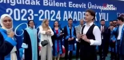 Mezuniyet töreninde çiftte mutluluk! Görüntüler büyük beğeni topladı