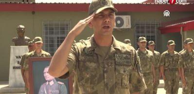 Sınırda n&ouml;bet tutan askere b&uuml;y&uuml;k s&uuml;rpriz: ailesinin ziyaretiyle &ccedil;ifte bayram yaşadı