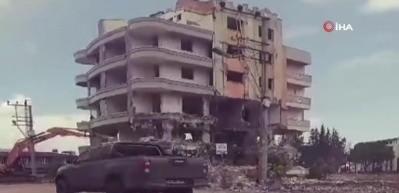 6 katlı bina iş makinesinin darbesiyle b&ouml;yle yerle bir oldu