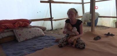 &lsquo;Albino' kadın Adana sıcağında yaşam m&uuml;cadelesi veriyor