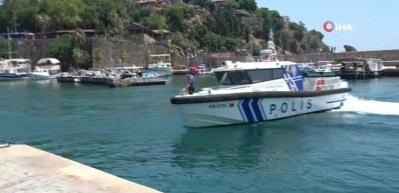 Antalya'da kayalıklarda ceset bulundu