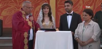 Gen&ccedil; kızı enkazdan kurtaran ekipler nikahında da onu yalnız bırakmadı