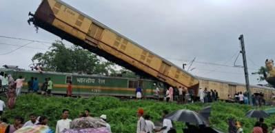 Hindistan'da iki tren &ccedil;arpıştı: En az 5 &ouml;l&uuml;, 30 yaralı