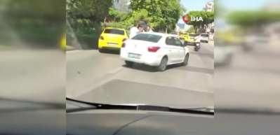 Husumetlisi taksiyi ka&ccedil;ırdı! O anlar kameralara b&ouml;yle yansıdı...