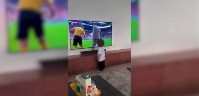  Merih Demiral&rsquo;ın oğlu, babasını televizyonda izliyor: