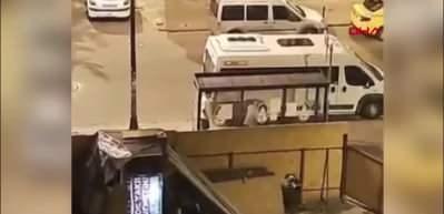 İstanbul'da korkun&ccedil; olay! Fel&ccedil;li babasını d&ouml;vd&uuml;, o &uuml;z&uuml;c&uuml; anlar kamerada!