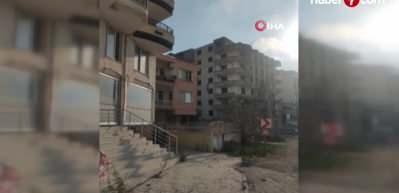 6 Şubat depreminde hasar g&ouml;ren bir bina korna sesiyle yıkıldı