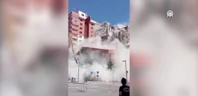 Asrın felaketinin izleri hala devam ediyor! Ağır hasarlı bir bina b&ouml;yle yerle bir oldu...