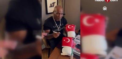 Mike Tyson, A Milli Futbol Takımı'na imzalı boks eldiveni g&ouml;ndererek başarı diledi
