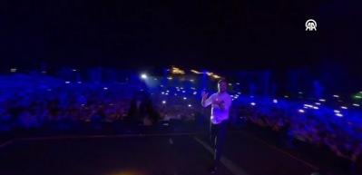 Şarkıcı Alişan Van'da konser verdi! Binlerce kişi halay çekti