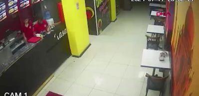 Depremzede iş yeri sahibini d&ouml;ner bı&ccedil;ağıyla yaraladı, oğlunun elini kırdı