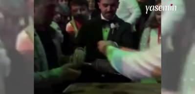 Gelin ve damat düğün pastası yerine cağ kebabı kesti!