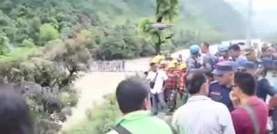Nepal'de iki ayrı kazada otob&uuml;slerin nehre yuvarlanması sonucunda toplam 62 kişi kayboldu