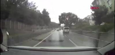 Sarıyer&rsquo;de karşı şeride ge&ccedil;en otomobil takla attı!
