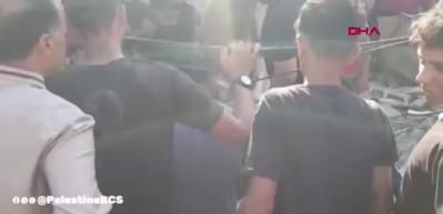 Filistin Kızılayı yardıma muhta&ccedil;lara koşuyor 