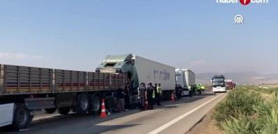 Gaziantep'ten zincirleme kaza: &Ouml;l&uuml; ve yaralılar var!