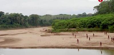 Peru'da d&uuml;nyadan soyutlanmış kabile, yaşadıkları ormanın dışında g&ouml;r&uuml;nt&uuml;lendi