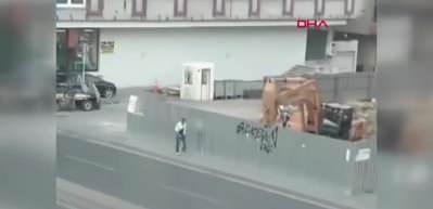 At arabalı hırsızlık pes dedirtti! O anlar b&ouml;yle g&ouml;r&uuml;nt&uuml;lendi...