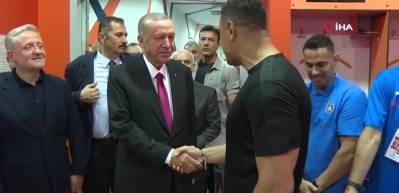 Cumhurbaşkanı Erdoğan ile Başakşehirli futbolcular arasındaki eğlenceli sohbet