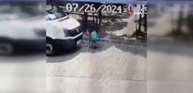 Oyun oynayan iki &ccedil;ocuk otomobile &ccedil;&ouml;p doldurup ateşe verdi: O anlar kamerada