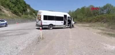 Minib&uuml;s ile otomobil &ccedil;arpıştı: 6 yaralı