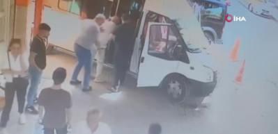 Kan donduran olay! Minib&uuml;s şof&ouml;r&uuml;n&uuml; 9 yerinden ısırıp kulağını kopardı... 