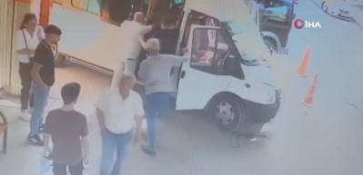 Yolcu ve minib&uuml;s şof&ouml;r&uuml;n&uuml;n 'lan' kavgası: Kulağını ısırarak koparttı!
