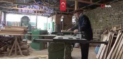 92 yaşında &uuml;cretsiz yaptığı minberleri d&ouml;rt bir yana g&ouml;nderiyor