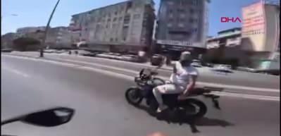  Avcılar'da motosikletli şov kazayla bitti; o anlar kamerada