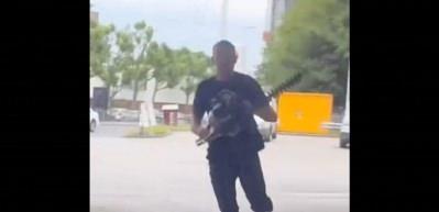 M&uuml;sl&uuml;man &ccedil;ifte elektrikli testereyle saldırdı! Irk&ccedil;ı saldırı b&ouml;yle g&ouml;r&uuml;nt&uuml;lendi