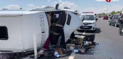 Nevşehir'de minib&uuml;s ile otomobilin &ccedil;arpıştığı kazada 13 kişi yaralandı