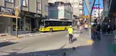 Son dakika: Pendik'te İETT otob&uuml;s&uuml; d&uuml;kkana daldı: Yaralılar var