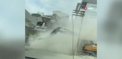 5 katlı bina yıkılırken yan yattı komşu binaya zarar verdi! İşte y&uuml;rekleri ağza geldiği anlar...