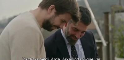 Arda Turan ile Gerard Pique arasında g&uuml;ld&uuml;ren diyalog! Bak sana nasıl &ccedil;alım atmışım