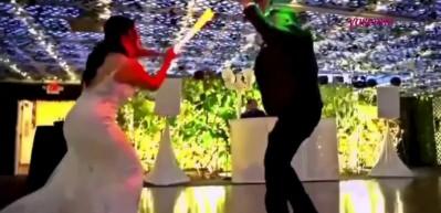 Düğün dansı yerine Star Wars dövüş şovu yapan çift gündem oldu!