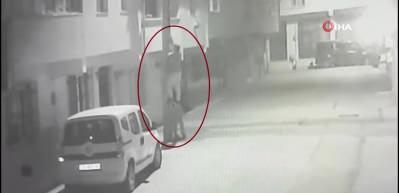 Ev sahibi kadın &ccedil;etin ceviz &ccedil;ıktı! Hırsızları gecenin karanlığında b&ouml;yle kovaladı! İşte o ilgin&ccedil; anlar