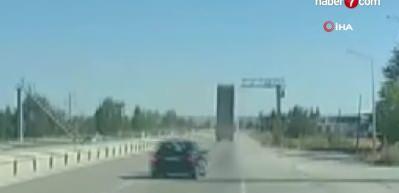 Konya'da dorsesi a&ccedil;ık kalan TIR, EDS'yi yıktı!