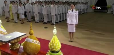 Tayland'ın en gen&ccedil; Başbakanı Shinawatra g&ouml;reve başladı