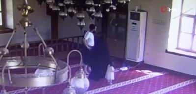 Ailesiyle feribot beklerken sığındığı camide kullandığı 1 saatlik elektriğin parasını bir notla bıraktı