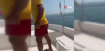 Korku dolu anlar! Deniz simidiyle a&ccedil;ıklara s&uuml;r&uuml;klenen &ccedil;ocuk b&ouml;yle kurtarıldı