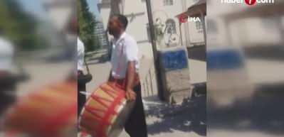 Direksiyon sınavını ge&ccedil;en eşini davul zurnayla karşıladı