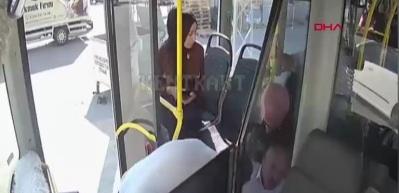 Kalp krizi ge&ccedil;iren yolcuyu otob&uuml;s şof&ouml;r&uuml; hastaneye yetiştirdi: O anlar kamerada