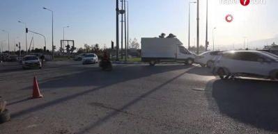Hatay'da otomobille &ccedil;arpışan motosiklet s&uuml;r&uuml;c&uuml;s&uuml; havaya u&ccedil;tu!