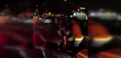 Hem su&ccedil;lu hem g&uuml;&ccedil;l&uuml;! Eşini yerde g&ouml;ren adam kuryeye saldırdı! İşte kaza anı!