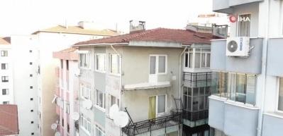 Kartal'da facia ucuz atlatıldı! 6 katlı binanın balkonu &ccedil;&ouml;kt&uuml;
