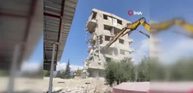 6 katlı binanın iş makinesinin darbesiyle yıkıldığı anlar kamerada